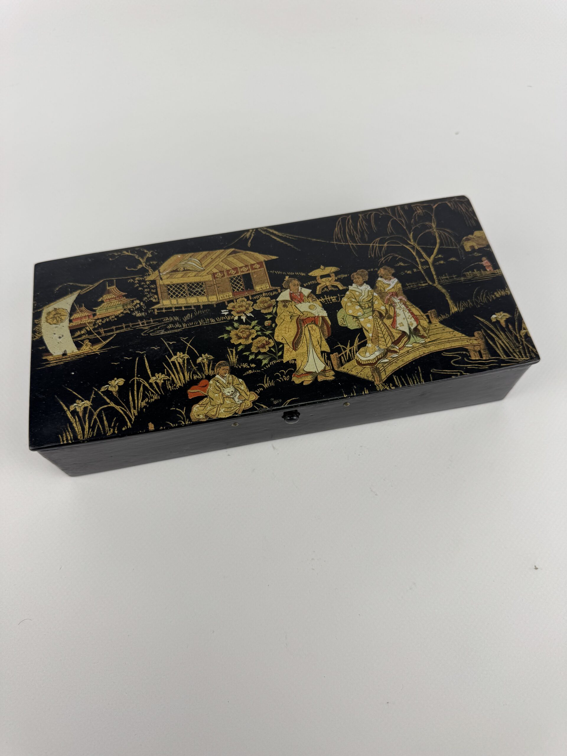 Caja lacada oriental